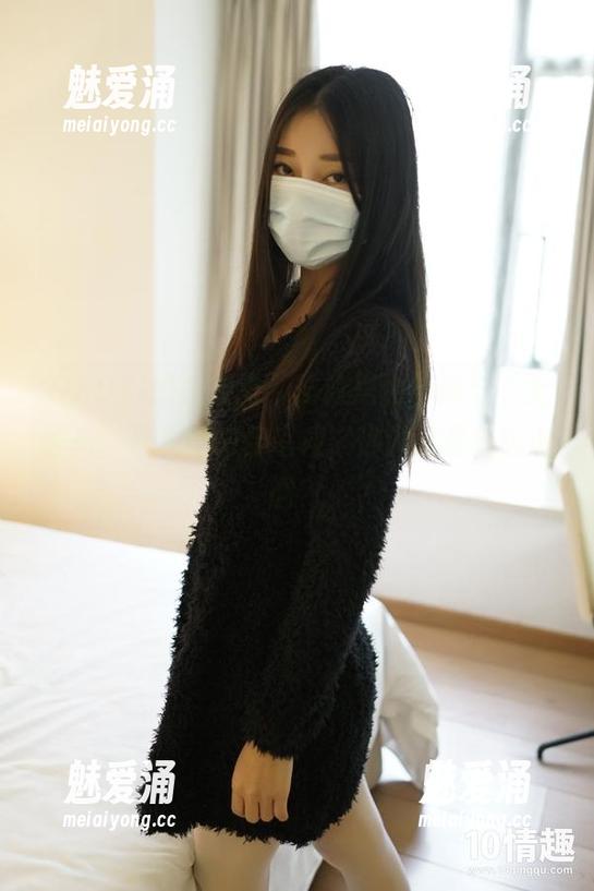 在ROSI的视野里，长筒黑色丝袜与“无圣光”是一对绝佳搭档，你说这是什么调调？