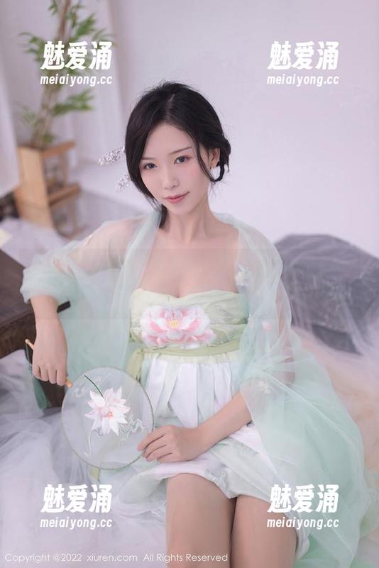 Xiuren秀人网 - 在职业装中闪光的FoxYini孟狐狸：高清写真里的梦与真实交织！