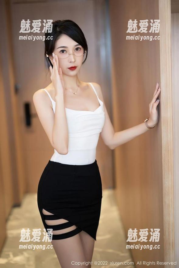 Xiuren秀人网 - 私房写真新体验：容容容Alice的纯白，谁说白不能性感？