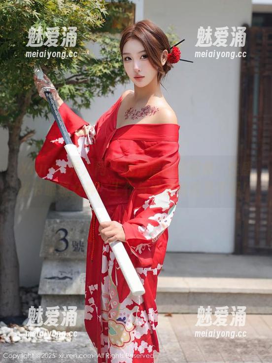 Xiuren秀人网 - 杨晨晨的美图集：性感秘书眼镜女神，工作与魅惑的完美平衡！