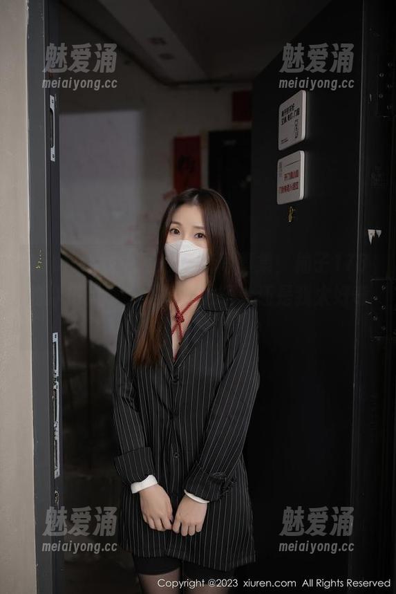 Xiuren秀人网-柚子178 Xiuren秀人网 - 短裤写真集,柚子178的穿搭灵感:是短裤太短,还是我太好奇?