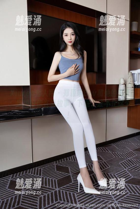 Xiuren秀人网 - 郑颖姗Bev和她的夏天：原图好像在说故事，下载了还不止这个！