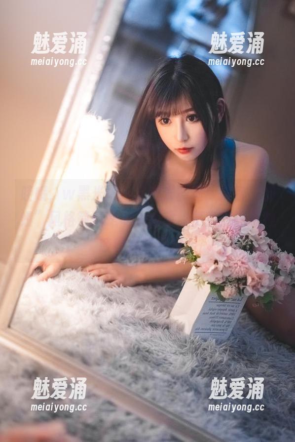 哇哦，w黑米粥w又来发图啦！这次“御姐”风格简直是令人心动，更新得我有种被电到的感觉。