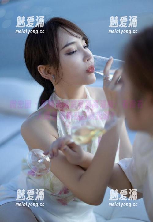 微密圈 - 周妍希泳装写真高清版：有没有人感觉海浪在召唤我啊？
