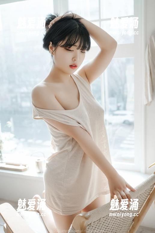 宋哈娜(송하나)：谁说宅家不能调皮，破洞牛仔裤带你开启写真新世界