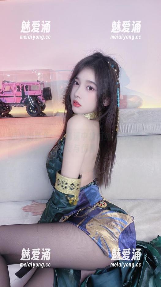 小小奶瓶儿：在高清中找回纯欲吊带的俏皮与优雅