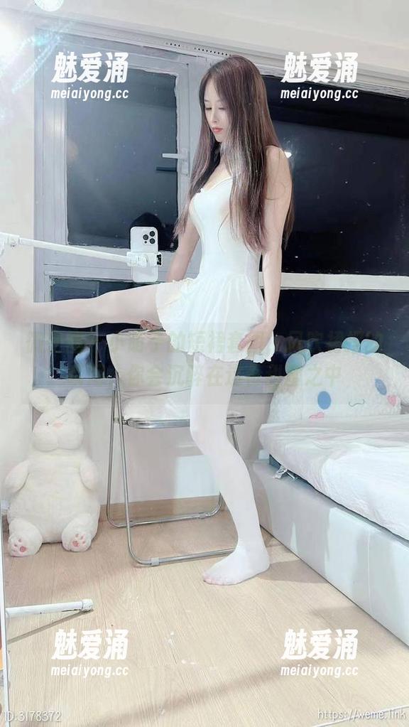 微密圈 - 小萌子的短裙套图，风吹裙摆的瞬间，你会沉醉在这份甜蜜之中