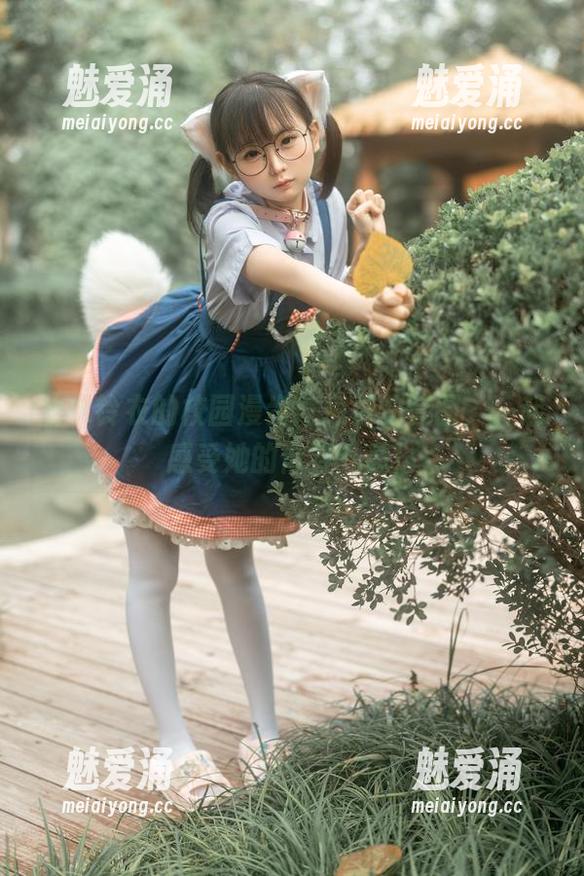 幼水铃衣的校园漫步：免费的套图，一起感受她的青春气息！