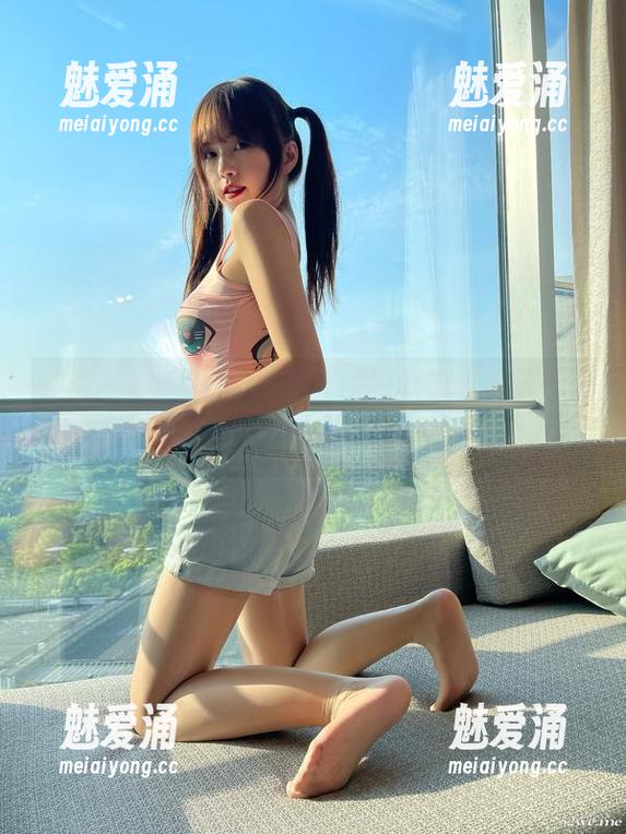 微密圈 - 看！张思允nice的制服黑丝图片，原图真的很会勾人，别怪我多想哦。