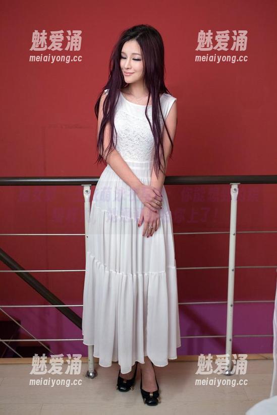 推女郎 - 王依萌泳衣写真：你能想到的缤纷样式，她通通都给你上了！