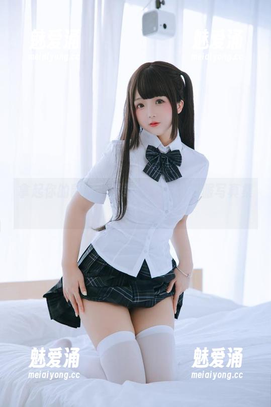 拿起你的鼠标，下载日奈娇的制服写真集吧！