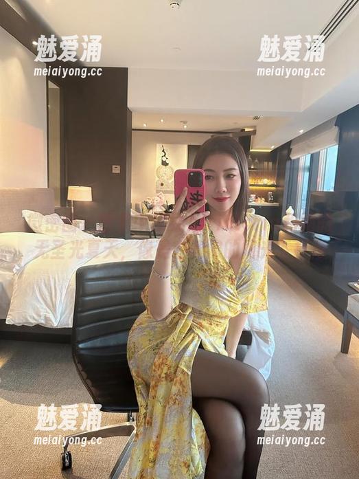 微密圈 - 图集中的果儿Victoria和她的无圣光夏天，像是在调皮的阳光下打滚