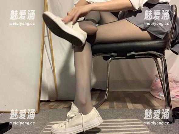 微密圈 - 办公室写真大揭秘：桃脱了是如何把工作场所变成时尚秀场的？快来下载看看！