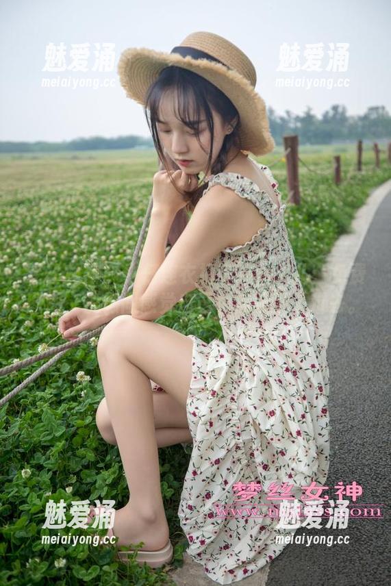 梦丝女神-小允儿 梦丝女神 - 牛仔连衣裙中的小允儿:免费图册,恍惚间感觉自己也被吸引了过去。