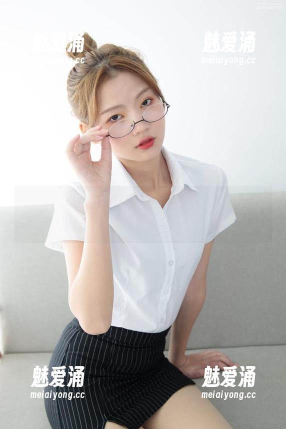 森萝财团 森萝财团的新高清作品,红色校服美足少女,感觉只要看一眼就会被吸进去。