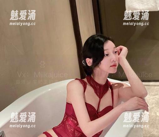 微密圈 - 穿上红色套装的牛奶里的果汁，私房照里怎么能这么美，原图直冒泡！