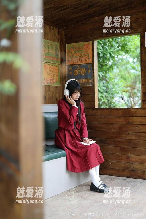 秀人网 - FoxYini孟狐狸带你看透明：写真里的真实与幻想交错