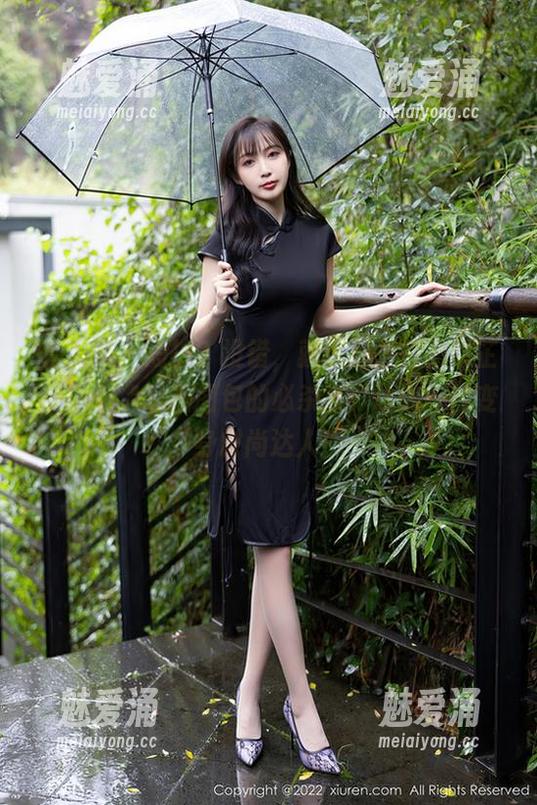 秀人网 - 短裤？没错，就是那个搭配卓芷伊EricA私拍图包的必杀技，让你一秒变身时尚达人！