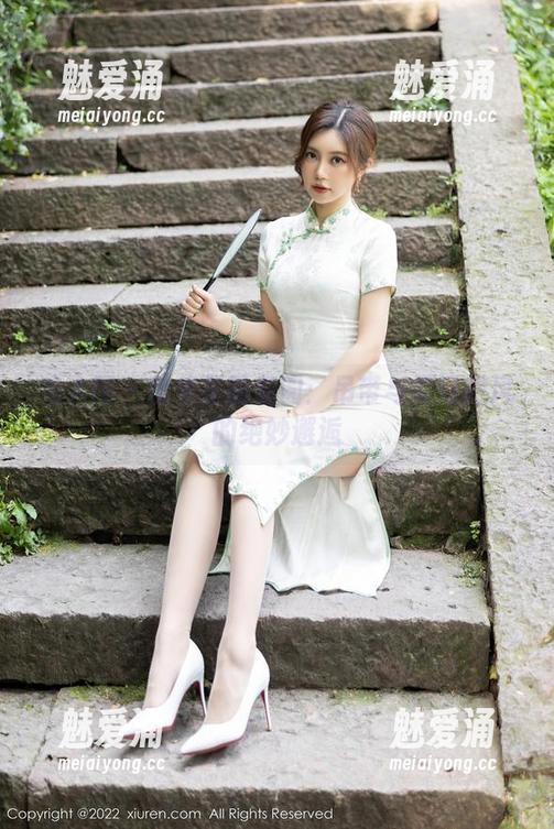 秀人网-袁圆 秀人网 - 图集里的袁圆:吊带与夏日微风的绝妙邂逅