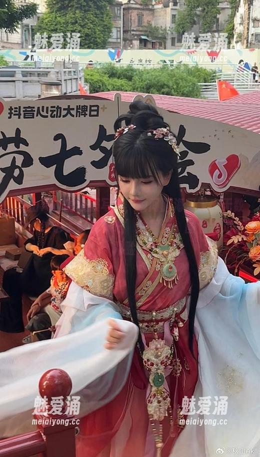 秋山AkI的校服写真，瞬间脑海里冒出无数个‘这也太好看了吧’的声音，图包绝对不露脸！