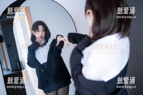 幽灵鲨全集：蓝小沂KiKi的写真，让你怀疑人生！