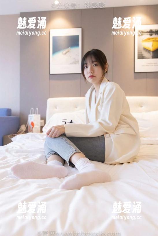 袜啵啵 - 黑丝里的小甜豆：精选图片中那种若即若离的感觉，真是又让人心动又让人窘迫。