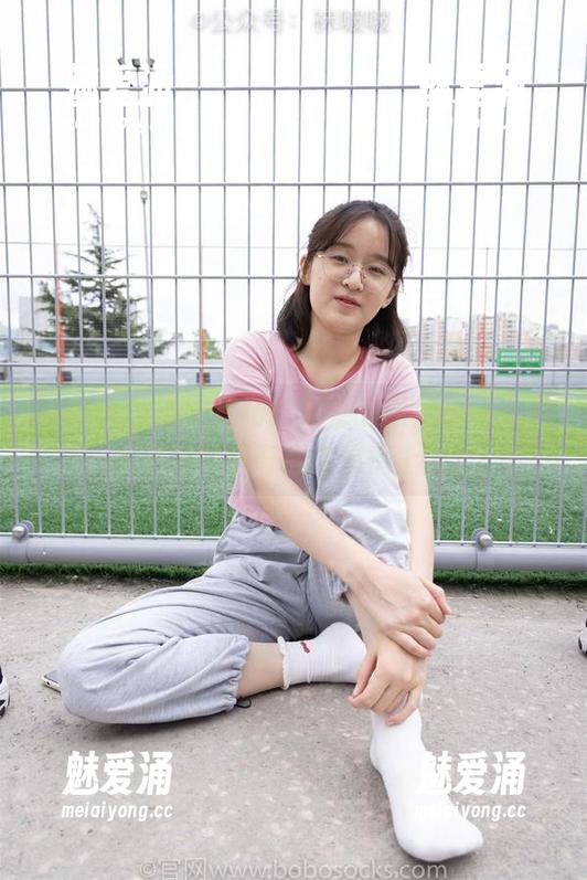 袜啵啵 - 原图登场！果果的裸足在线，难以自拔的好奇心在悄悄上升。