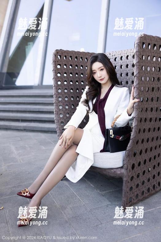 语画界 - 周思乔Betty的美图精选：她用护士制服诠释了何谓‘不一样的性感’。