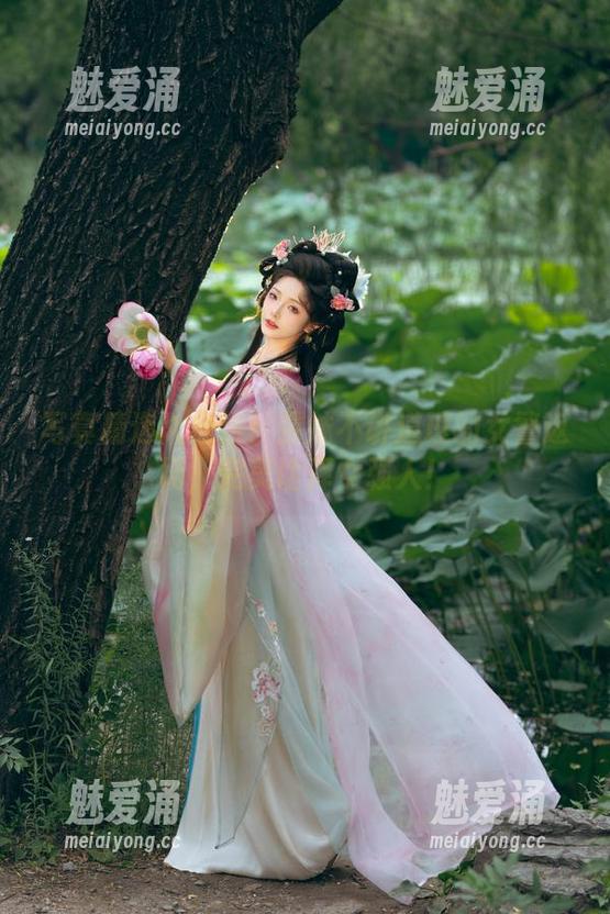 写真精选大放送：雯妹不讲道理的女警返场，完美诠释女强人！