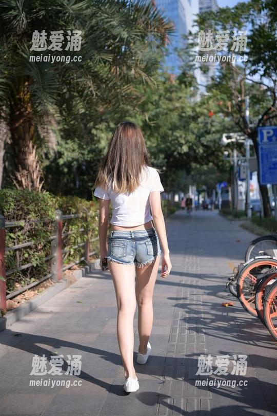 魔镜街拍 - 哎呀，婷婷的白色吊带连衣裙配黑丝美腿，图包里的每张都是收藏级别，你们觉得呢？