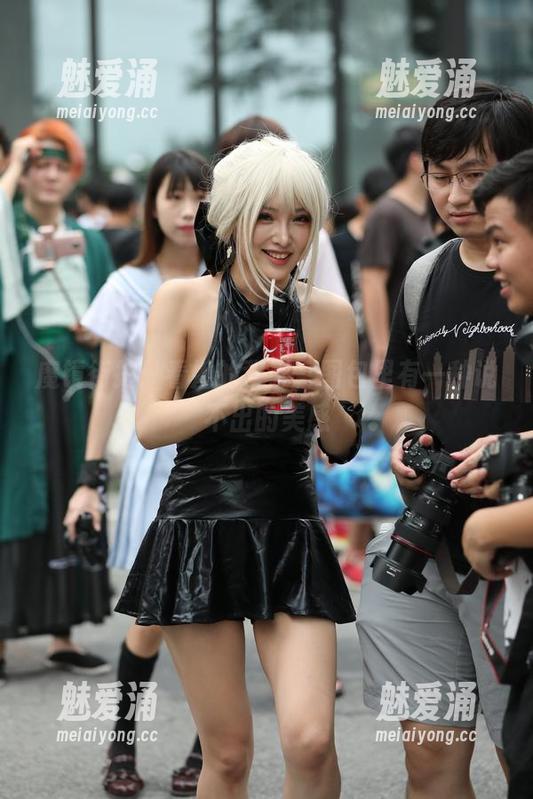 魔镜街拍 魔镜街拍:看她的背影,图包里有一种说不出的美感